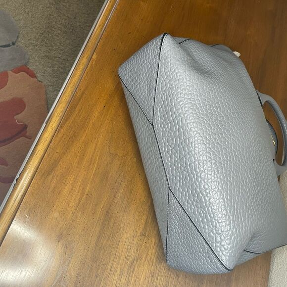 NWT/Burberry gray Leather Tote Bag
Vintage designer shoulder/tote handbag - Picture 11 of 13